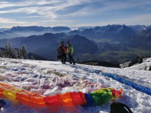 Gleitschirm Startvorbereitung Partnercheck Fluglehrer Flugschule