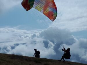 Wolken Flugwetter Start Gleitschirmfliegerin