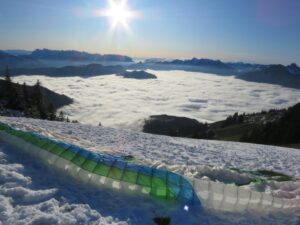 Gleitschirmstart Berge Nebel Wolken