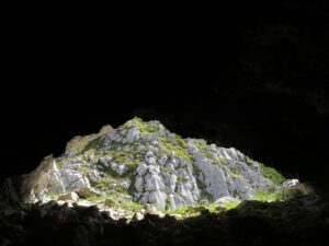 Lichtspiele Karsthöhle Tiroler Alpen Wandern