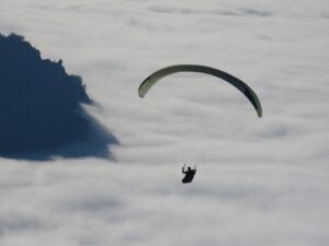 Gleitschirmflug über den Wolken