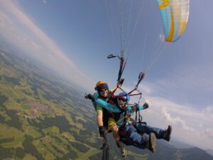 Kinder Gleitschirmfliegen Tandem Flügel wachsen